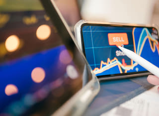 Multi-markttrader analyseert Bitcoin Ethereum en forexopties